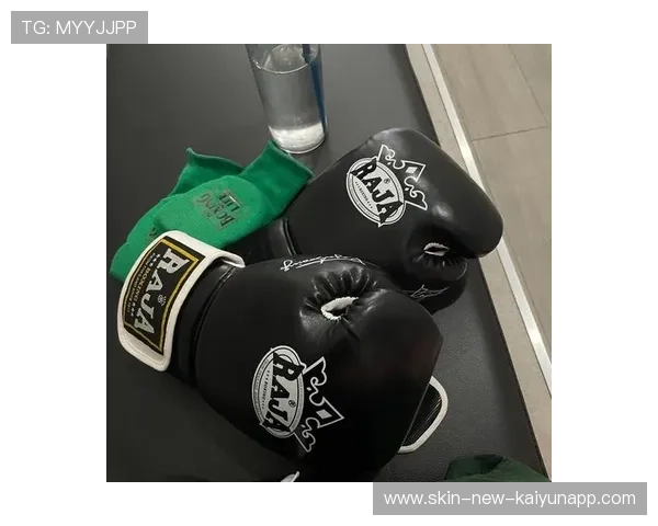 拳击超级冠军赛：特拉维斯·巴特尔夺得世界金腰带